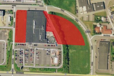 Når - og hvis - Dansk Supermarked beslutter sig for at udvide A-Z i Herning til en Bilka, er der flere muligheder for udvidelse. På dette satellit-foto ses det nuværende varehus med mørkegråt tag, mens de indtegnede røde felter er de steder, hvor der må bygges nyt. Det buede grønne bælte mellem Golfvej og den kommende udvidelse bliver det nye forløb af Herningsholm Å. Åen løber i dag igennem det grønne beplantningsbælte, men såvel å som beplantning flyttes altså til et nyt forl