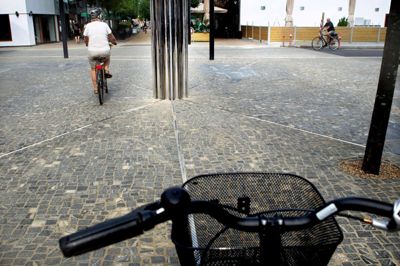 Almindelige cyklister kan godt manøvrere forbi Column, men for et helt cykelfelt, der kommer drønende med 60 kilometer i timen, er det for farligt. Det skyldes ikke mindst de riller, der er lavet i gågade-belægningen. Foto: Henrik Ole Jensen