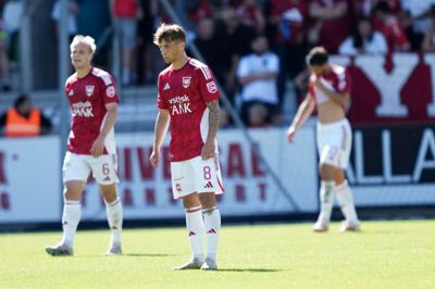 Vejle-spillerne har ofte mødt modgang i sæsonen. Her er det Mike Vestergård (t.v) og Tobias Lauritsen, der hænger med hovedet i sæsonens første opgør mod FC Midtjylland. Ulvene vandt 2-0 i Nørreskoven.