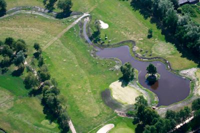 Efter renovering er banen tør efter selv store regnskyld. Der er blandt andet etableret nye afvandingskanaler og et nyt åsystem, ligesom åen nord for golfbanen er renset op, så vandt uhindret kan løbe væk.