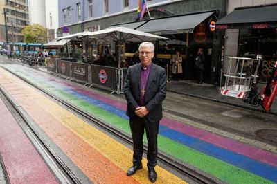 Den norske kirkes ledende biskop, Olav Fykse Tveit, står på regnbuegaden udenfor London Pub i Oslo, hvor han i en tale torsdag eftermiddag gav en undskyldning på vegne af kirken til LGBT+-personer.