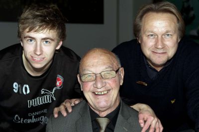 Fodbold i hjertet. 16-årige Mads Steffens fra Thorning, der går på FCM-akademiet og har spillet i Ikast i tre år, i selskab med to af klubbens koryfæer - 80-årige Kristian Mosegaard, æresmedlemmet, der alt i alt nåede at spille omkring 1000 kampe for IFS - og også var på landsholdet, samt 53-årige Klaus Granlund, den eneste, der nogensinde i en enkelt kamp har scoret tre mål på Peter Schmeichel. Det var, da IFS Fodbold i 1989 spillede pokalfinale mod Brøndby i Parken. Granlund ble
