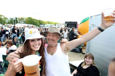 Et propfyldt telt med fans sang og festede med Rasmus Seebach ved Herning Rocker 2010. Foto: Flemming Hansen