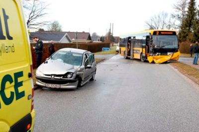 En person kom lettere til skade ved et sammenstød mellem en bil og en bus i Gjellerup. Foto: Tom Laursen