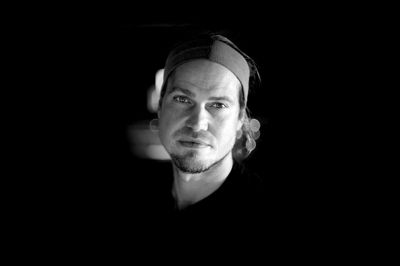 Rasmus Madsen spiller sin fars musik i Ans.