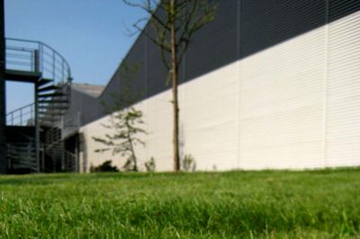 Skiltet modtog PcP af 3F Midtjylland som en anerkendelse af virksomhedens arbejde med arbejdsmiljø. I baggrunden ses den vandgran, som blev plantet ved prisoverrækkelsen.Privatfoto