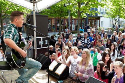 Genstanden for tilbedelsen: 17-årige Rasmus gav en god koncert, der også viste hans talenter på guitar. Foto: Tony Brøchner