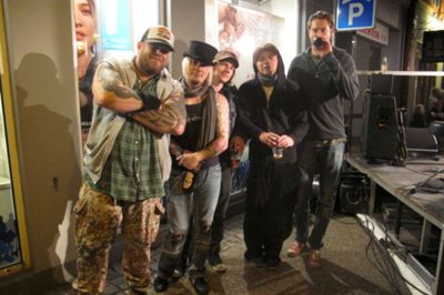 Decco Band holder en kort pause bag scenen. Foto: Isabel Nilsson, Citylife