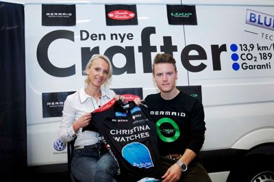 Martin Pedersen blev i dag præsenteret som ny rytter hos Christina Watches - Onfone. Christina Hembo overrækker ham holdets trøje. Her sidder de ved én af de to varevogne, som en sponsor har stillet til rådighed.Foto: Flemming Hansen