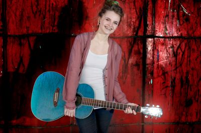 Sang og musik er livet for Ida Marie Madsen, der selv skriver musik og tekster. I X Factor er det dog andres kompositioner, den 17-årige sanger og musiker fremfører. Hun gør det så godt, at hun spås at nå meget langt i årets konkurrence. Foto: Henrik Ole Jensen