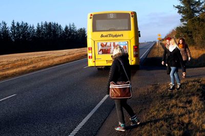 I Feldborg glæder de sig over at tre af fire busser stadig vil svinge omkring byen. På de øvrige afgange må passagerne selv finde de tre kilometer ud til Feldborgvej for at komme med. ?Foto: Flemming hansen
