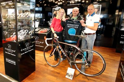 Gert Mouridsen fra Videbæk (i midten) var den glade landsvinder af den 60.000 kroner dyre cykel. Foto: Tom Laursen