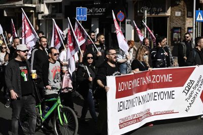 Demonstranter gik tirsdag på gaden i den græske by Thessaloniki for at vise deres modstand mod en lov, der giver mulighed for 13 timers arbejdsdage. (Arkivfoto).