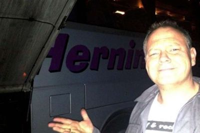 DR. Bussen, der brød sammen, var fra Herning Turistfart. Billedet er taget på mobiltelefon