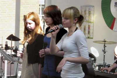 Privatfoto. Ida Østergaard Madsen var fast optrædende i sin tid på Videbæk kristne Friskole. Her (forrest) på musikcafé i maj 2010 sammen med søsteren Randi og (længst væk) Jannie Plougmann.
