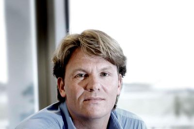 henrik ole jensen. Jens Poulsen, direktør i DK Company, kunne i formiddag fortælle sine medarbejdere, at virksomheden har foretaget endnu et opkøb. Og denne gang af en hidtil uset størrelse. DK Compan
