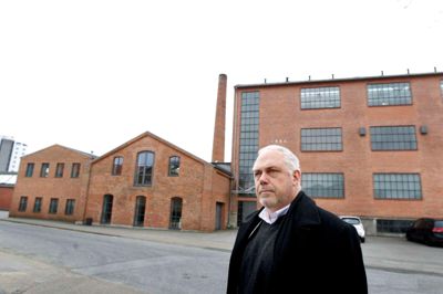 Tom Laursen. Bent Bang Larsen er ikke længere direktør for Museum Midtjylland. Styrelsen for museet håber at have en ny direktør klar når sommerferien er overstået. Indtil videre er Tinna Møb