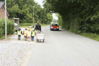 Kibæk Lokalråd har bedt kommunen om at få forlænget fortovet fra Brogade til børneinstitutionen på Ollingvej, da strækningen udgør en sikkerhedsrisiko for de gående børn i vejkanten