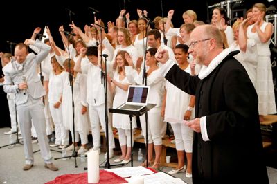 Hvert år plejer der at være flere tusinde gæster til Å-festivalen. Det er en musikfestival med bands, lovsang og gudstjenester. Men der er også meget andet på programmet i pinsen, hvor fællessang også har en stor rolle.