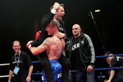 Flemming Hansen. Promoter Nisse Sauerland glæder sig her over Rudy Markussens sejr i MCH i 2010.