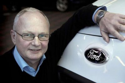 Henrik Ole Jensen. Bjarne Nielsen har opkøbt fem bilhuse på Sjælland. Samtidig overlader han direktørposten i Bjarne Nielsen A/S til Tony Woolrych for selv at blive bestyrelsesformand.