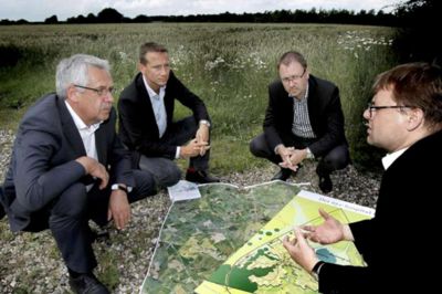 Henrik Ole Jensen (arkiv). Kenneth Mikkelsen præsenterede sammen med Kristian Jensen og Herning Kommunes Jørgen Krogh tankerne om motorvejen overfor daværende trafikminister Hans Christian Schmidt