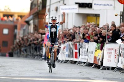 Tom Laursen. Herning-holdet Team Blue Water Cyclings Mark Sehested Pedersen tog sejren efter en spurt mod Michael Rasmussen, der er røget helt ud af billedet.