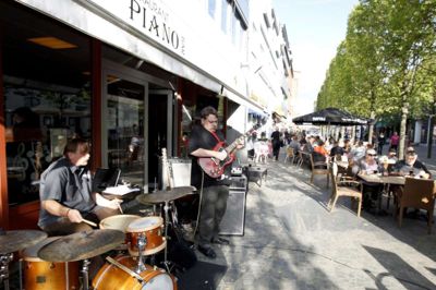 Tom Laursen. Foran Pianobar var der sat musik og mojito-bar op