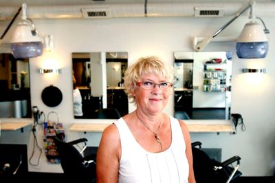Tom Laursen. Dorthe Østerholm Pedersen har arbejdet 43 år i Salon Aliné og er kommet tæt på mange kunder.