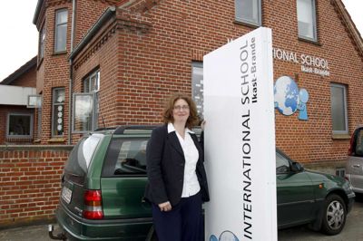 Henrik Ole Jensen. Helen Pearson kan som leder af den internationale skole glæde sig til at modtage en million fra Henring Kommune.