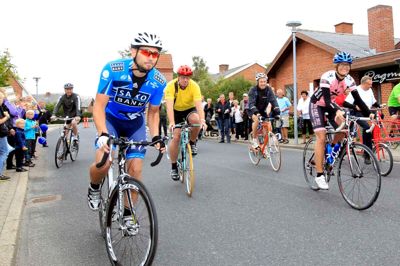 Cykelsponsorløbet begynder klokken 10, ved Dagmar Bio i Sdr. Felding, til fordel for den kommende nye idrætshal i byen. Der er desuden markedsdag med bagagerumssalg, folkedans og zumba.
cykelsponsorløb i Sdr. Felding i 2012. Foto: Tom Laursen