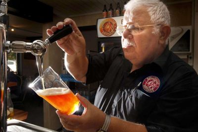 Henrik Ole Jensen. Per Østrup er bartender og aktionær i Bøllingsø Bryghus. Størstedelene af aktionærerne kommer fra Engesvang og omegn.