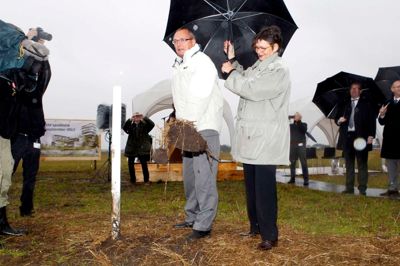 Vejret viste sig ikke just fra sin bedste side, da regionsrådsformand Bent Hansen (S) 25. september 2012 tog det symbolske første spadestik til byggeriet af supersygehuset på en bar mark i Gødstrup. ?Foto: Henrik Ole Jensen