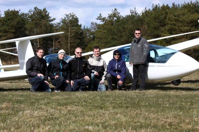 Privatfoto. En håndfuld nye piloter har i 2012 fået certifikat til svævefly efter en ny, målrettet uddannelse på kun fire-fem måneder i Herning Svæveflyveklub.