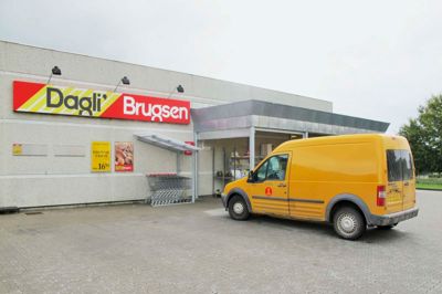 Jonas Møller Jensen. Postbilerne skal fremover ikke bare levere pakker til afhentning til DagliBrugsen i Sørvad - de skal også have post med den anden vej.