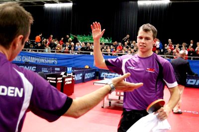 Tom Laursen. Sportschef Peter Sartz lykønsker Jonathan Groth efter fire-sæts-sejren over 35-årige Thomas Keinath.