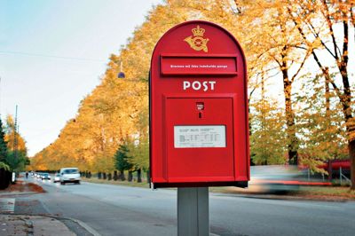 Niels Busch. I november måned fjerner Post Danmark 1470 af de kendte røde postkasser i Danmark. I Herning-området bliver der fjernet 25.