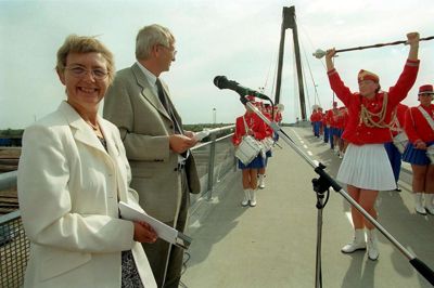 Michael Svenningsen (arkiv). Sonja Mikkelsen, da hun som trafikminister i 1999 indviede broen for enden af Dronningens Boulevard