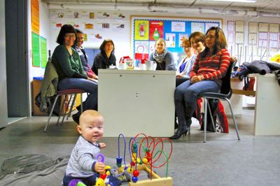 Thomas Vang Nielsen. Hver fredag samles flere af forældrene på den internationale skole i Ikast til en gang kaffehygge. De har fuld tillid til skolens ledelse.