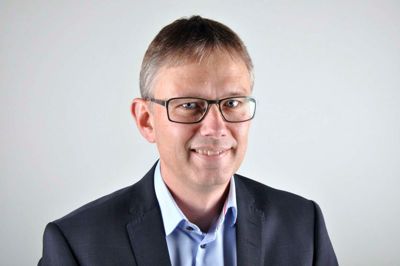 Egetæpper. Egetæpper ser gerne, at der kommer mere skub i handlen med virksomhedens aktier, fortæller økonomidirektør John Vestergaard. Derfor splittes aktierne op i stykstørrelsen på 10 kr.