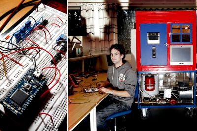 Henrik Ole Jensen. Steffen Lauridsen (til højre) og Kim Kristensen arbejder på deres prototype af en vandmåler, der er en lille brik i et stort projekt.