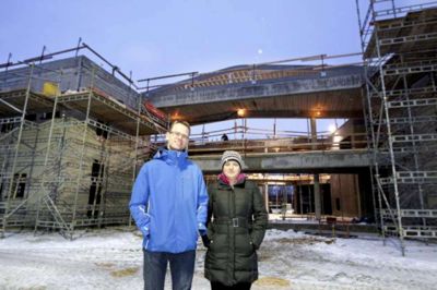 Tom Laursen. Majbritt og Brian Jakobsen fotograferet på byggepladsen, hvor der i morgen holdes rejsegilde.