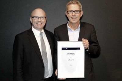 henrik ole jensen. En tydeligt stolt Viggo Mølholm(th.) med diplomet, der var blevet overrakt af Nordeas lokale direktør, Hans Henrik Okstrøm.