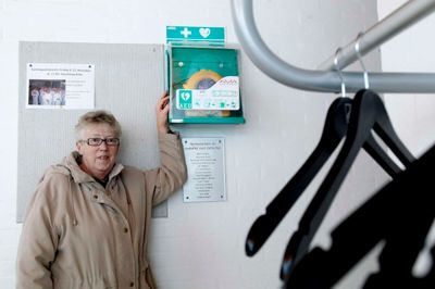 Henrik Ole Jensen. Hjertestarteren her i forgangen i Haunstrup Huset. Her er det medhjælper Tove Thomsen fra børnehaven, der viser den frem.