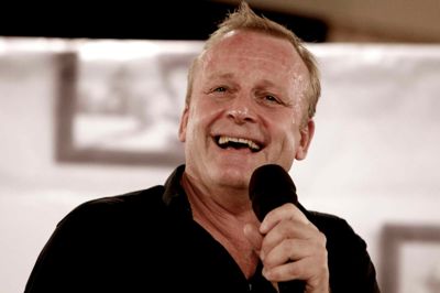 henrik ole jensen. Et tv-hold har været med Jan Gintberg rundt til syv eksempler på det offentlige for at se, om det kunne frembringe et lille smil. I aften kan resultatet ses på DR1.