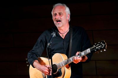 Allan Olsen tager på forårs-turné næste år og gæster Dagmar Bio 19. marts. Her er han ved sin koncert tilbage i 2012.?? foto: Flemming Hansen