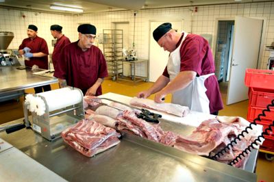 Tom Laursen. Mændene på Møltrup får både noget at stå op til og et godt kammeratskab, når de deltager i arbejdet som her i Herregårdens Madbutik.