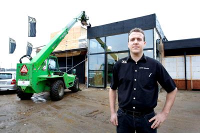 Tom Laursen. XL Byg i Sunds er ved at lægge sidste hånd på en udvidelse, der kommer til næsten at fordoble butiksarealet. De tidligere 1200 kvadratmeter bliver til 2000.