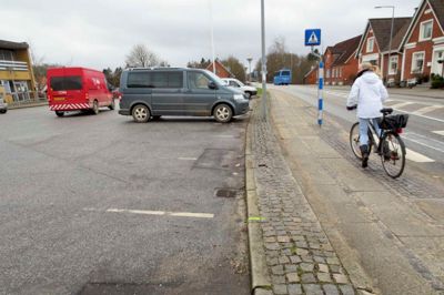 Her i udkanten af torvet kom kommunen ved et uheld til at fælde nogle af borgerforeningens træer for et par år siden. Nu vil kommunen plante nogle nye tættere ved bygningen til venstre i baggrunden. ?privatfoto
