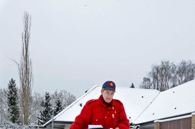 Måske får folk rudekuverterne lidt senere på mandag, så der er ingen grund til at sidde og vente ved brevsprækkerne. Foto: Tony Brøchner